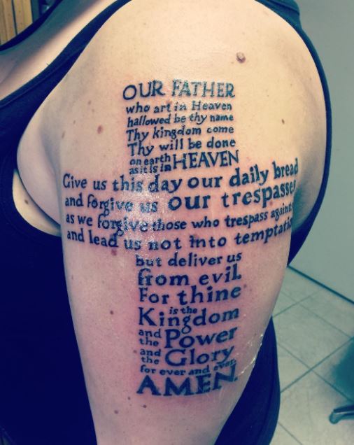 Diseño de tatuaje de cruz de Biblia con cita