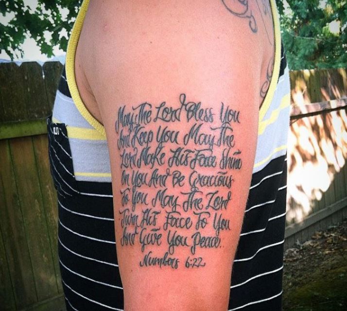 Tatuaje en el brazo, versículo bíblico