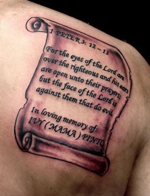 Diseño de tatuaje de versículo bíblico en la parte superior de la espalda del hombro