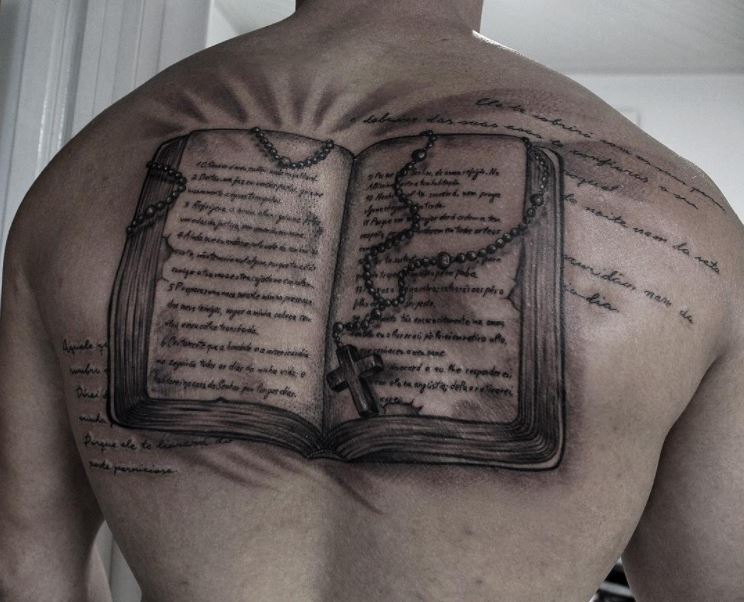 Diseño e ideas del tatuaje de la Biblia en la espalda completa