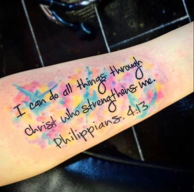 Tatuaje en el brazo, cita bíblica de escritura a color