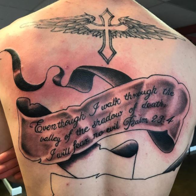 Diseño de tatuaje de Biblia en la espalda completa para hombres
