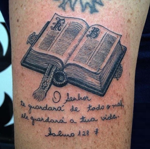 Último nuevo diseño de tatuaje de la Biblia en la mano
