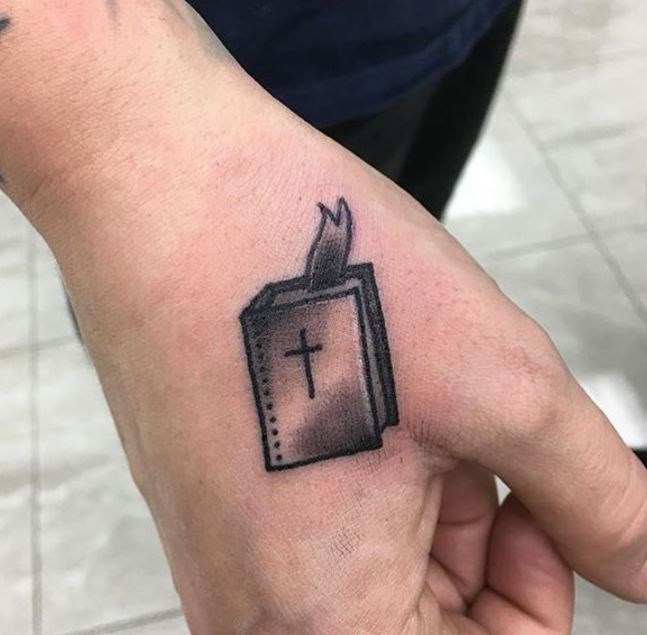 Pequeño diseño de tatuaje de libro de la Biblia en la mano
