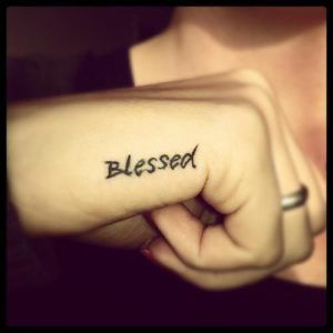 Pequeños diseños de tatuajes de bendición simples (127)
