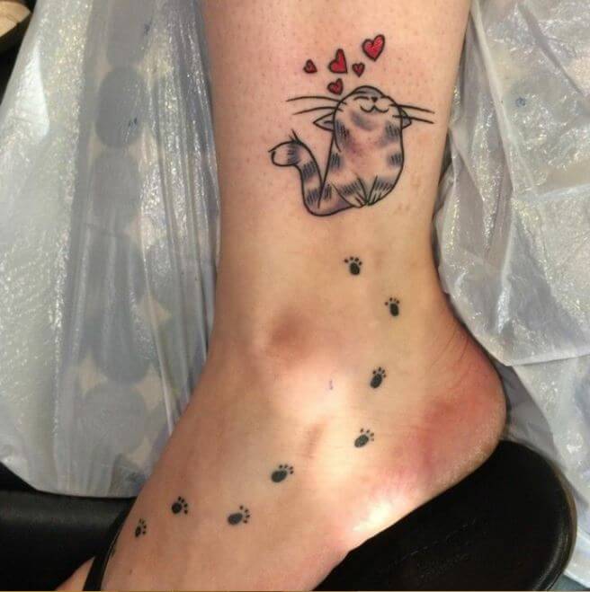 Tatuaje con estampado de pata de gatito