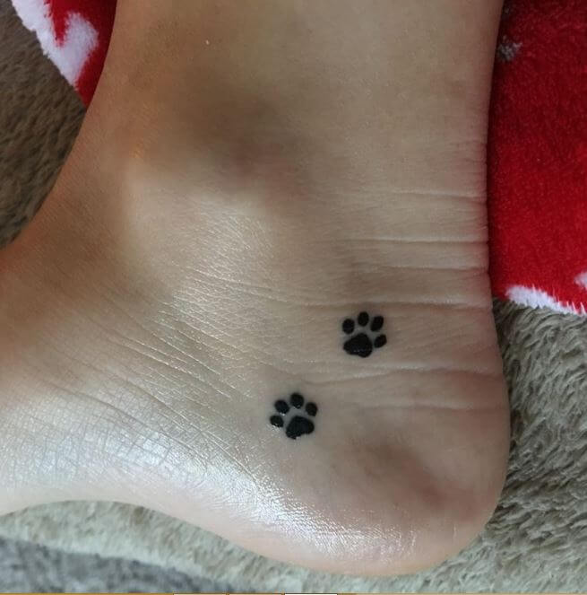 Tatuaje en el tobillo con estampado de pata de gato