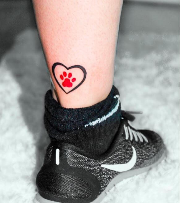 Tatuaje de huella de pata con corazón