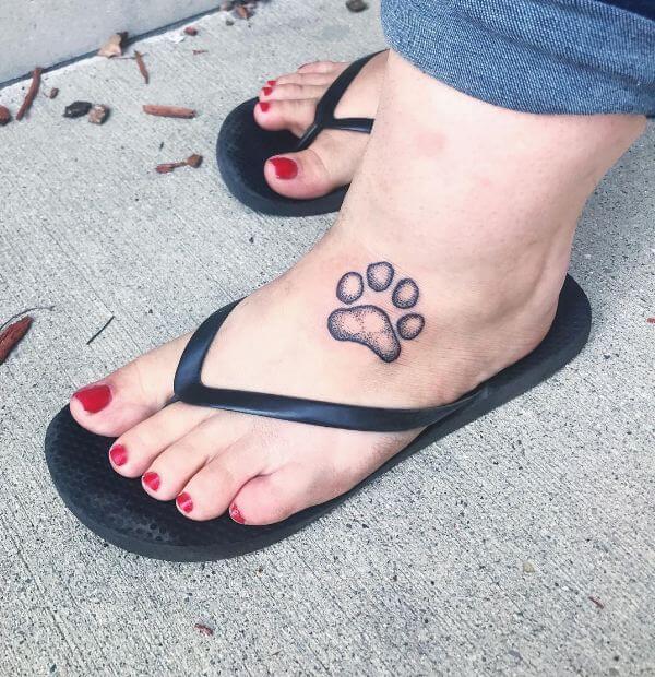 Tatuajes de huellas de patas en el pie