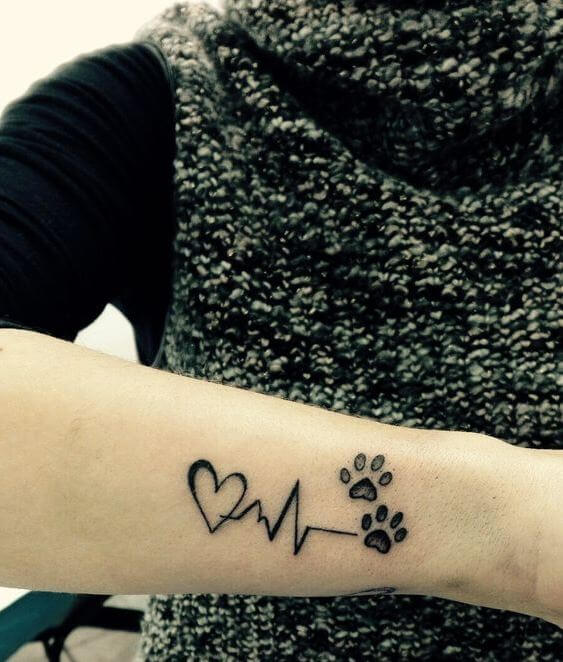 Tatuaje con estampado de pata de perrito