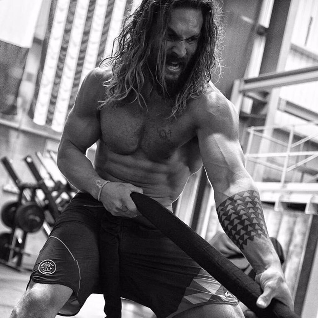 Jason Momoa tatuajes dientes de tiburón