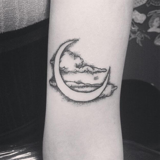 Tatuaje De Luna Y Nubes