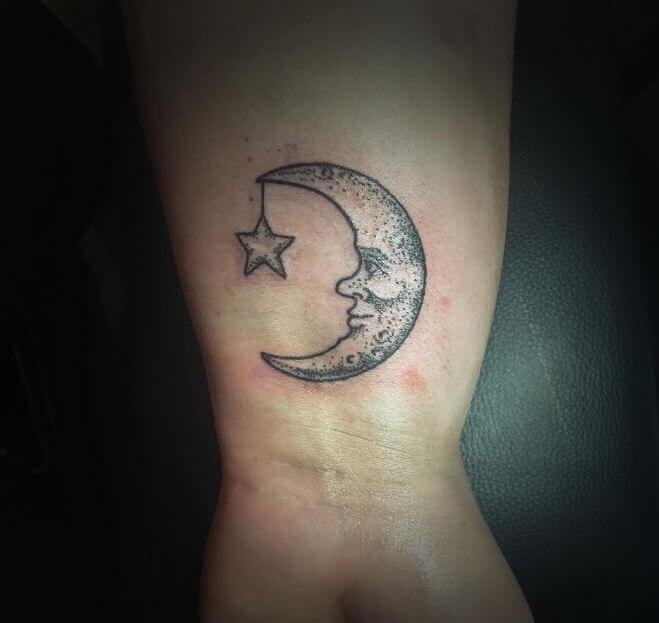 Tatuaje De Luna En La Muñeca