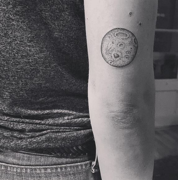 Tatuaje de luna en el brazo 5