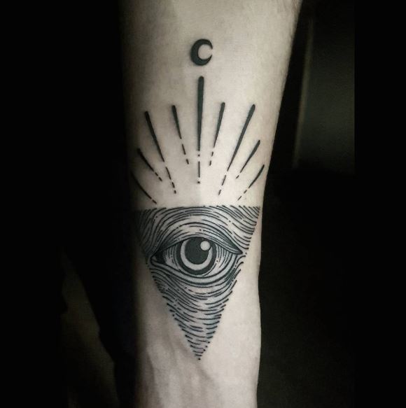 Tatuaje de luna en el brazo 12