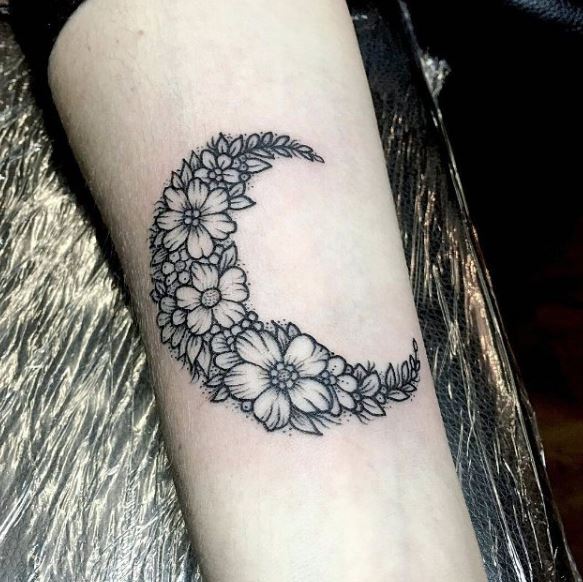 Tatuaje de luna en el brazo 3