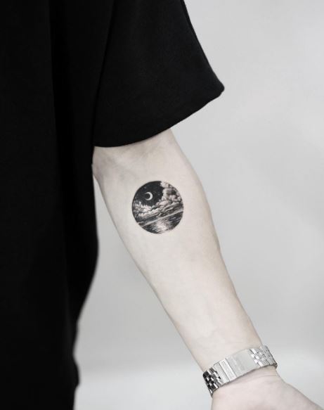 Tatuaje de luna en el brazo 4