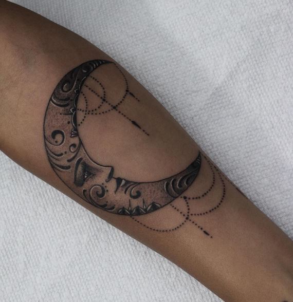 Tatuaje de luna en el brazo 17