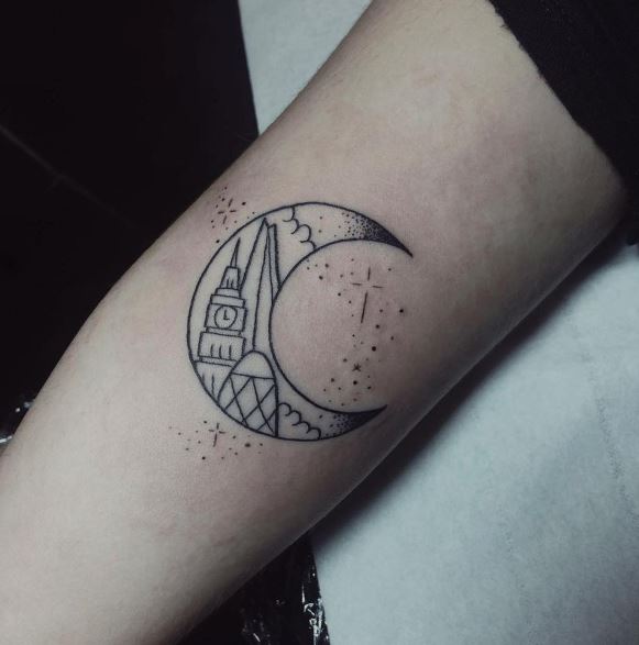 Tatuaje de luna en el brazo 15