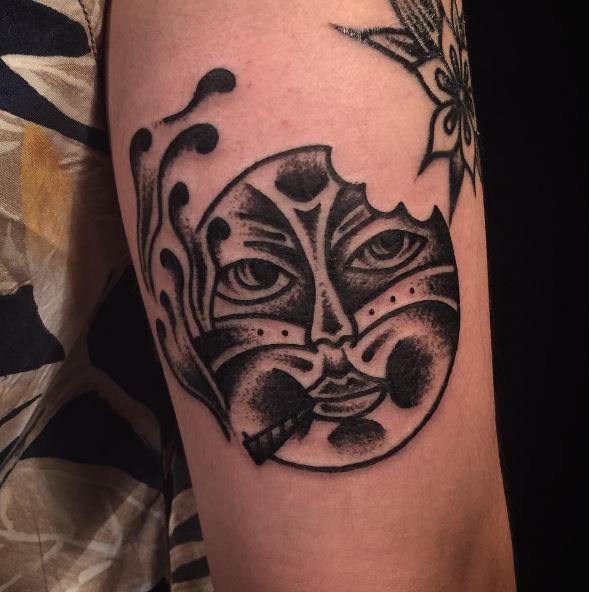 Tatuaje de luna en el brazo 16