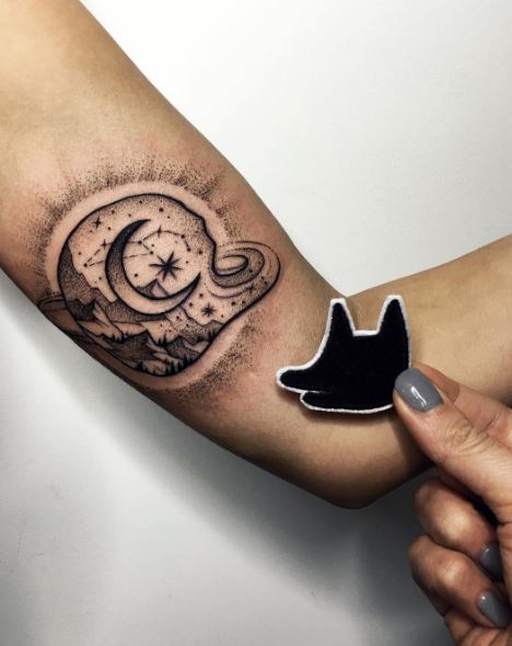 Tatuaje de luna en el brazo 23