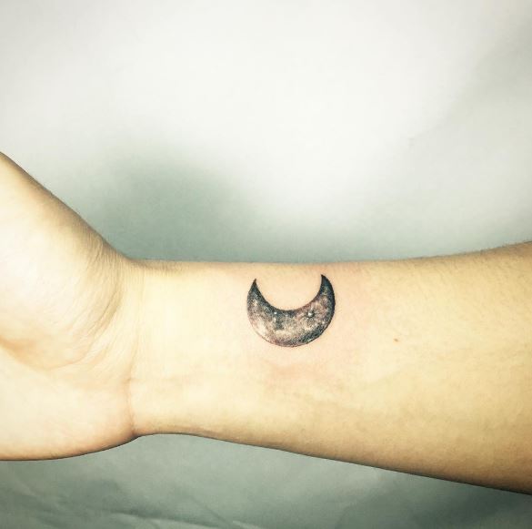 Tatuaje de luna en el brazo 25