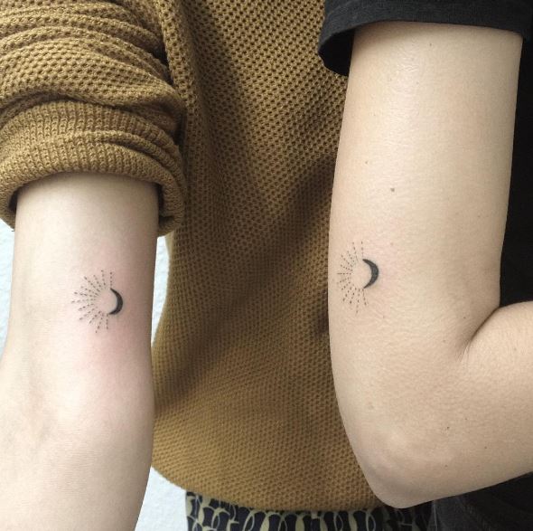 Tatuaje de luna en el brazo 26