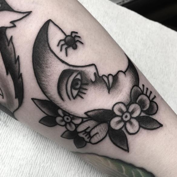 Tatuaje de luna en el brazo 29