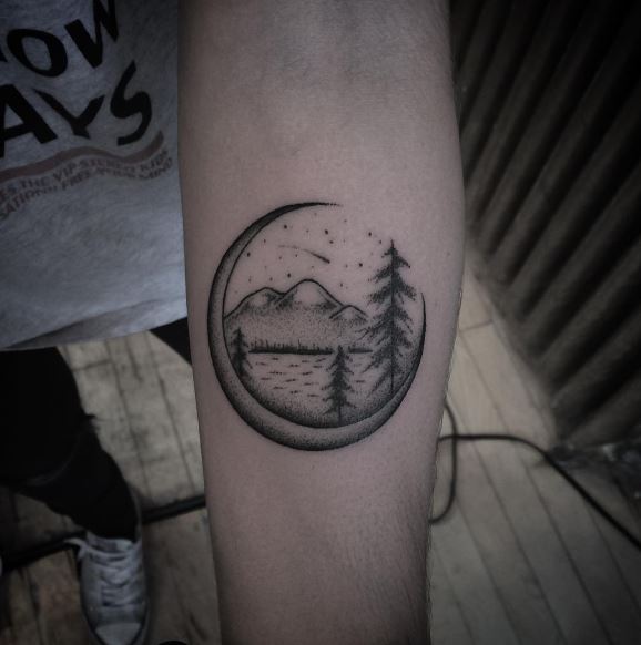 Tatuaje de luna en el brazo 31