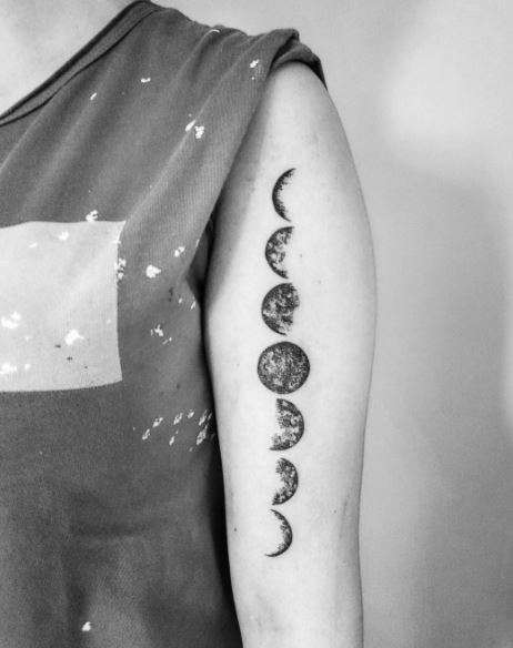 Tatuaje de luna en el brazo 38