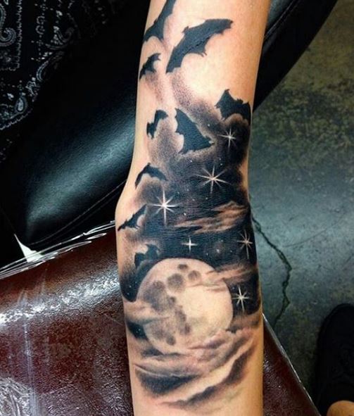 Tatuaje de luna en el brazo 37