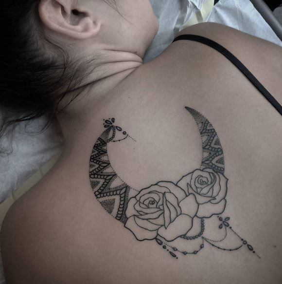 Tatuaje de luna en la espalda 2