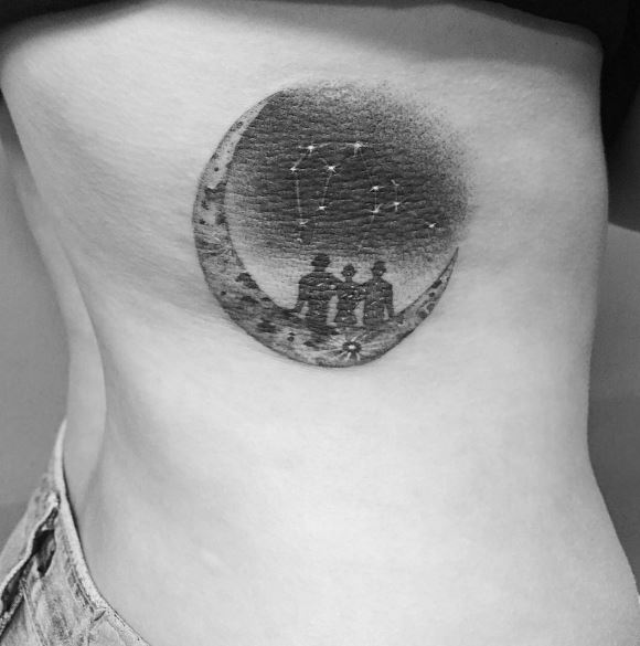 Tatuaje de luna en la espalda 4