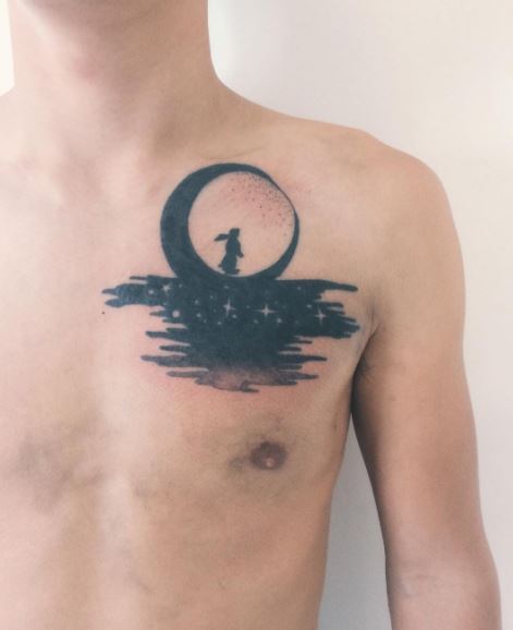 Tatuaje de luna en el pecho 1