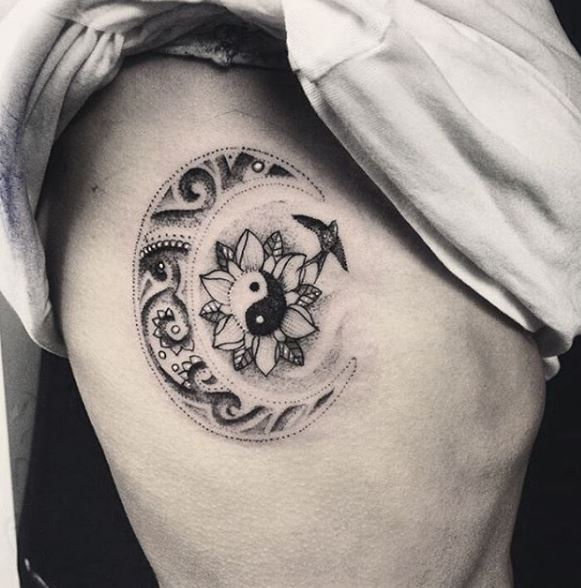 Tatuaje de luna en el cuerpo 9