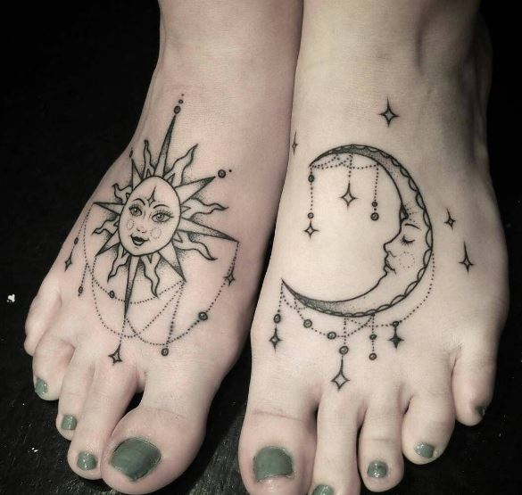 Tatuaje De Luna En Los Pies