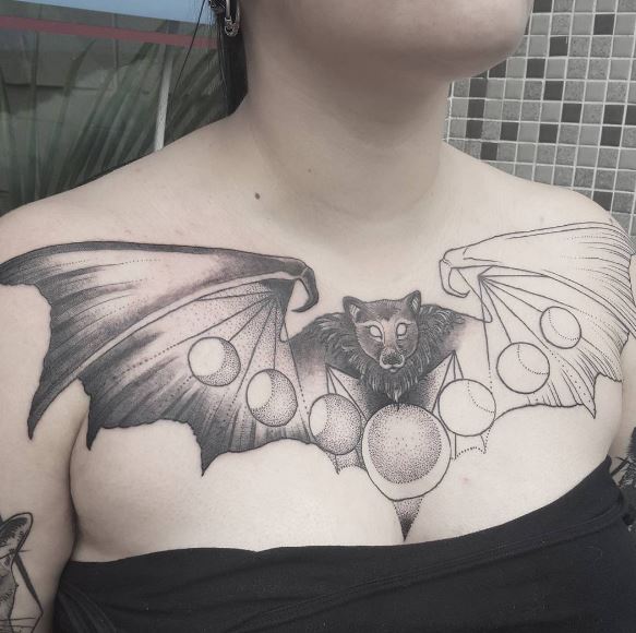 Tatuaje De Luna En El Pecho