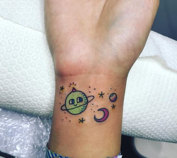 Tatuaje de luna en la muñeca 1