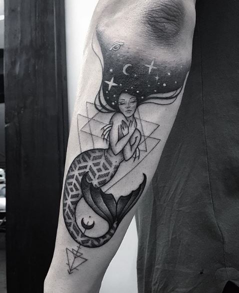 Tatuaje de sirena en el brazo 2