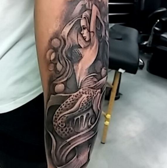 Tatuaje de sirena en el brazo 8
