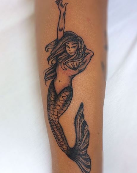 Tatuaje de sirena en el brazo 5