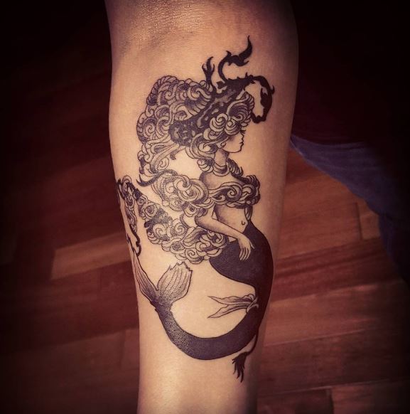Tatuaje de sirena en el brazo 6
