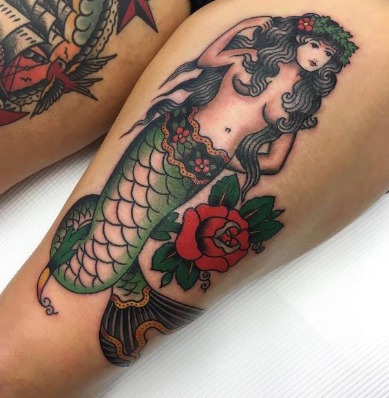 Tatuaje de sirena en el brazo 10
