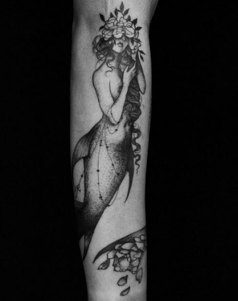 Tatuaje de sirena en el brazo 15
