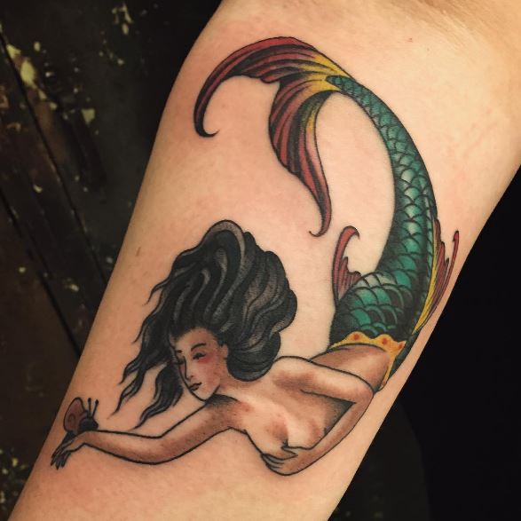 Tatuaje de sirena en el brazo 3