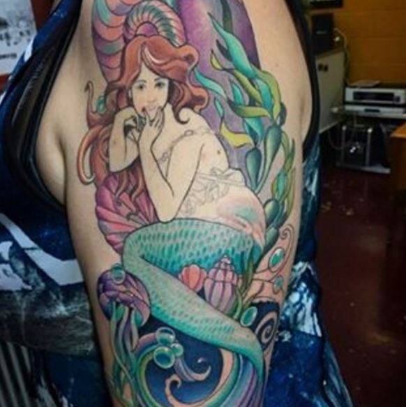 Tatuaje de sirena en el brazo 12