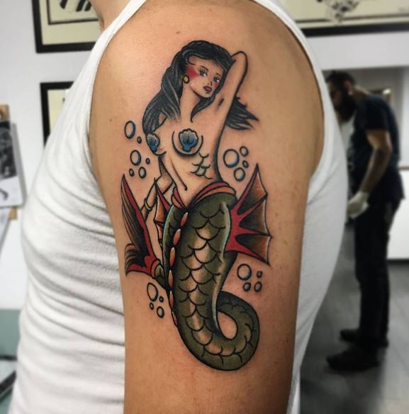 Tatuaje de sirena en el brazo 13