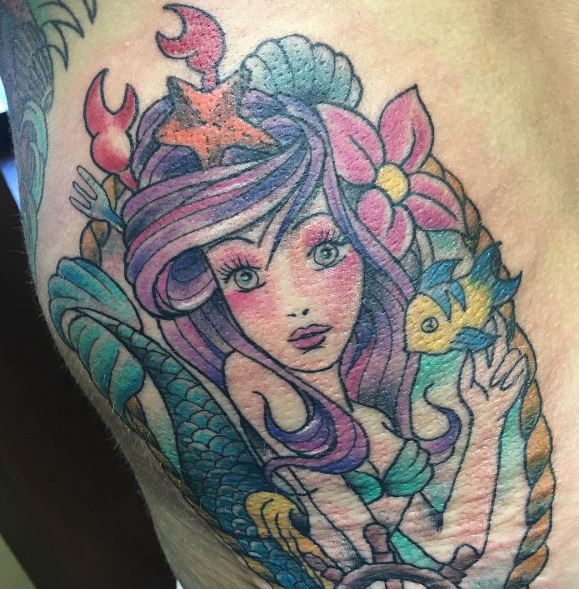 Tatuaje de sirena en el brazo 17