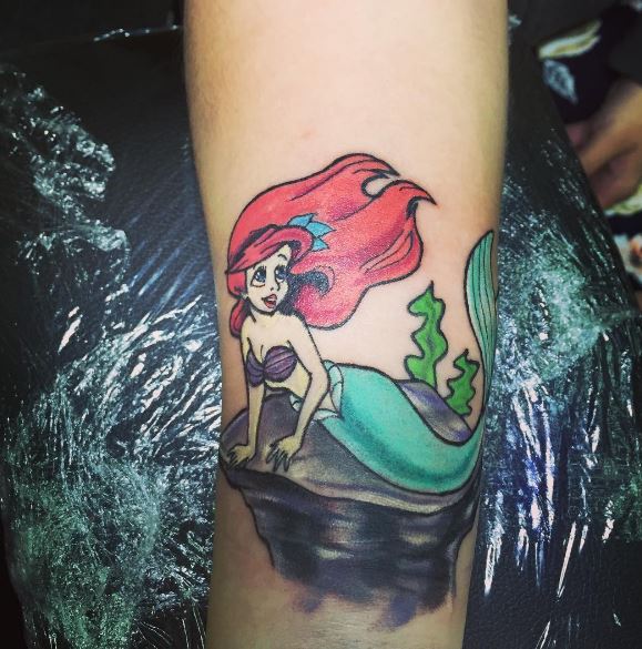 Tatuaje de sirena en el brazo 25