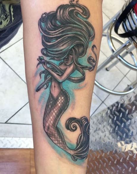 Tatuaje de sirena en el brazo 20